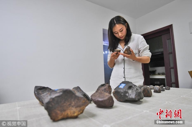 新疆捡回600多颗陨石 90后女孩自办科普馆