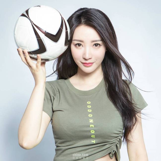 柳岩露脐装拍写真化身足球女神 性感称要“认真看球”
