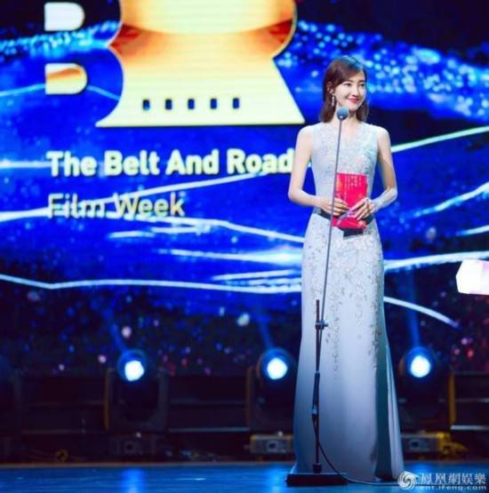 王丽坤亮相一带一路电影夜 担任颁奖嘉宾气质动人