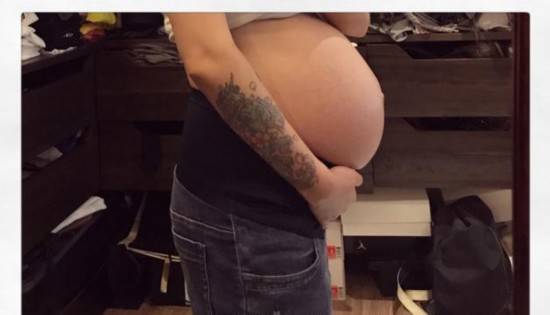 欧弟娇妻手扶孕肚拍照 自曝二胎将于9月出生